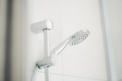 eine Dusche mit Duschkopf im Badezimmer in der Unterkunft Bodeapartment 4 in Elend