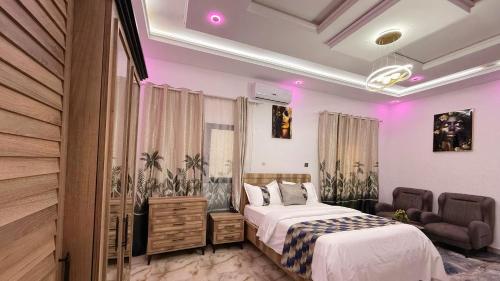 a hotel room with a bed and a chair at Hôtel Mandela Nouakchott in Nouakchott