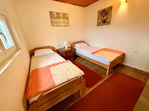 a small room with two beds and a window at The Mountain's Embrace Villa in Gluhi Do
