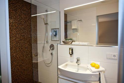Bathroom sa Hotel-Restaurant Arneggers Adler