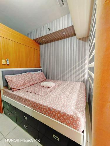 a small bedroom with a bed in a room at Shell Residences MOA&NAIA by-Sandy in Manila