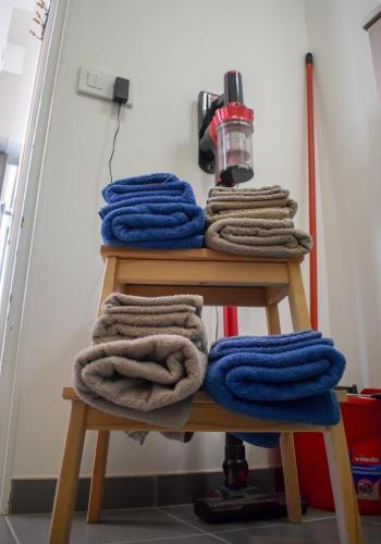 a stack of towels on a wooden ladder at L'atelier de Mathieu meublés de tourisme classés in Saint-Rémy-sur-Durolle
