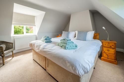 a bedroom with a bed with two stuffed animals on it at Laylands in Wells next the Sea