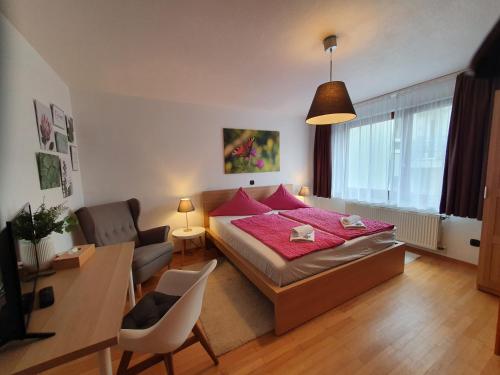 ein kleines Zimmer mit Bett und Schreibtisch und ein Zimmer mit in der Unterkunft Grüner Baum in Neckargerach