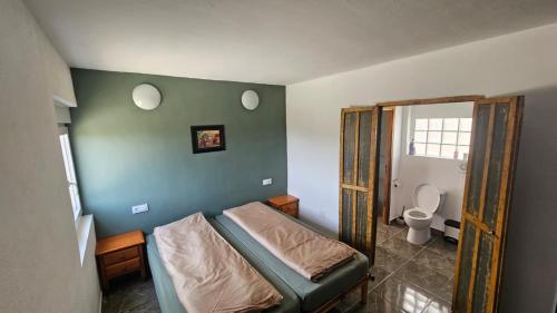 ein kleines Schlafzimmer mit Bett und Toilette in der Unterkunft Finca Parella in Huércal-Overa