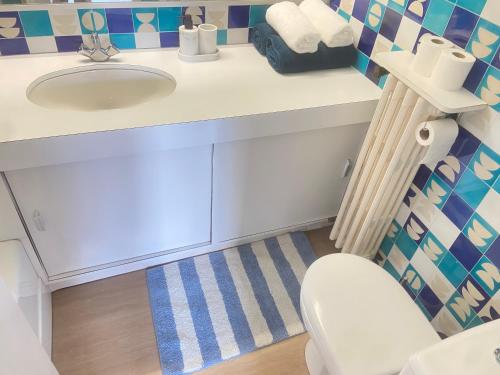 a bathroom with a sink and a toilet at Studio avec piscine et grande terrasse Parking gratuit Nice in Nice