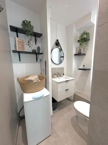 a bathroom with a toilet and a sink at Le Paisible - proche des Thermes in Chamalières