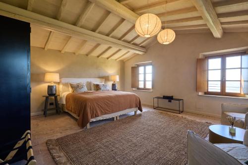 a bedroom with a bed and two lamps and a couch at Erta Terra Hotel in Mazzolla