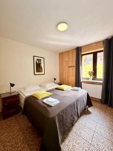a bedroom with two beds and a window at Złoty Potok Resort OFERTA LATO 2026 Domki nad Jeziorem Złotnickim Prywatna Plaża Camping Pokoje tuż przy Lesie oraz Restauracja in Złoty Potok