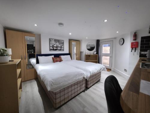 a bedroom with a large white bed in it at Oxford Private Flat One in Oxford