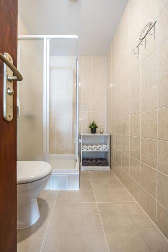 a bathroom with a toilet and a shower at Virkštininkų kurortas in Vydmantai