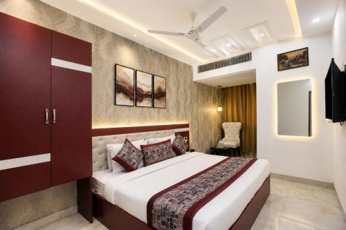 a bedroom with a large bed in a room at Hotel Tamanna 2 Minute Walk from Golden Temple in Amritsar