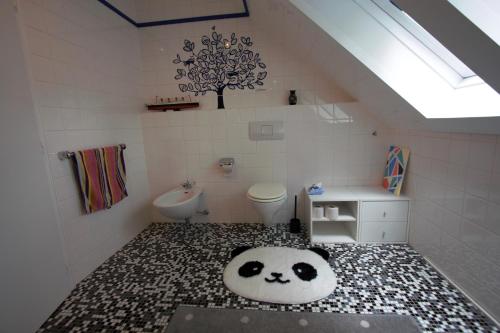 a bathroom with a black and white floor at Ferienwohnung Hagge Quickborn bei Hamburg in Quickborn