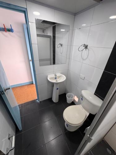 a bathroom with a toilet and a sink at Hotel La Popa Honda Tolima in Honda