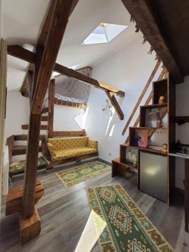 a living room with a loft with wooden beams at Casa Róza Vendégház in Sfântu-Gheorghe