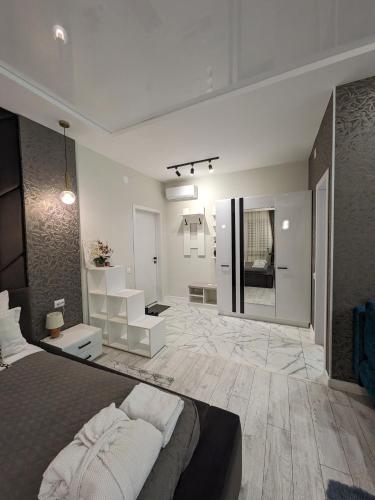 a large bedroom with a bed and a bathroom at Zest hotel & spa in Oral