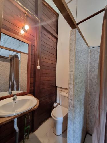a bathroom with a sink and a toilet at Pousada Vila Paraíso in Santa Cruz