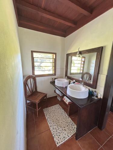 ein Badezimmer mit zwei Waschbecken und einem Spiegel in der Unterkunft Villa TiPunch in Nosy Be