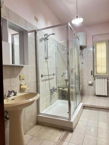 a bathroom with a shower and a sink at Mare e Monti a 5 minuti dal mare in Furnari