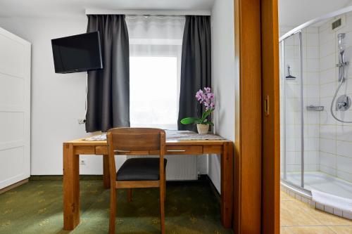 a desk with a chair in a bathroom with a window at Alpina`s Beds & Boots in Obertauern