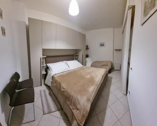a bedroom with a large bed in a room at Casetta Mary in Teramo