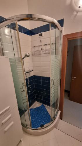 a shower in a bathroom with a blue and white at Casetta Mary in Teramo