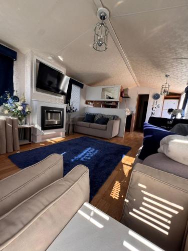 a living room with a couch and a tv at Malaga Monte Parc in Alhaurín de la Torre