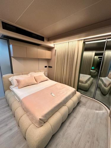 a bedroom with a large bed in a room at Vila Summer Depo in Sarandë