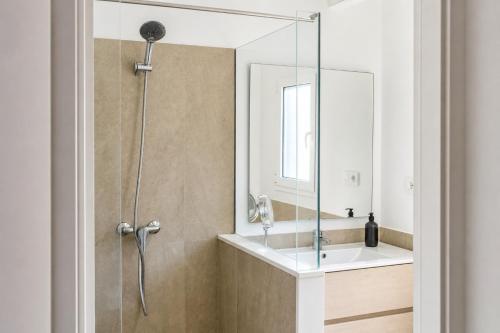 a bathroom with a shower with a glass door at Casa de vacances Els Arbocers in Cala Blanca
