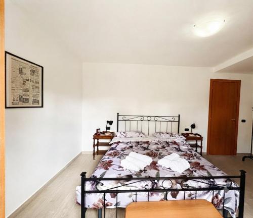 a bedroom with a bed in a room at B&B ombra dei pini in San Leucio del Sannio