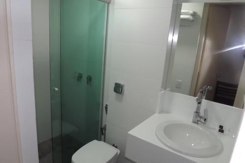 uma casa de banho com um WC, um lavatório e um chuveiro em Center Patos Hotel em Patos de Minas