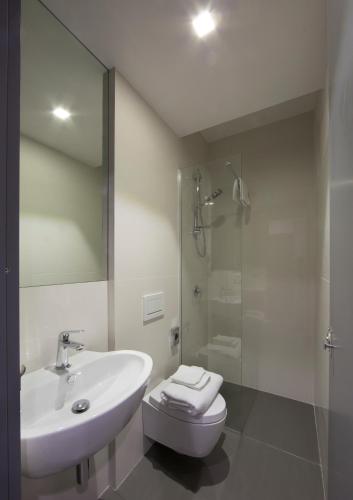 Un baño de Bed & Boarding