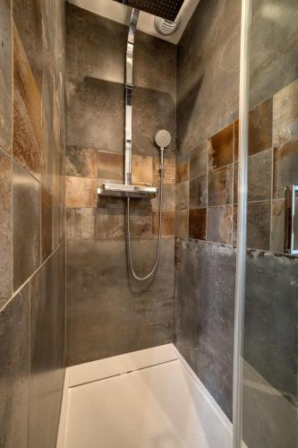 a shower with a shower head in a bathroom at VILLA FIGUE BLANCHE in Montagny-lès-Buxy