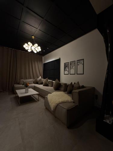 a living room with a couch and a table at Penthouse Meknes in Meknès
