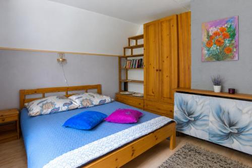 a bedroom with a bed with pillows on it at Türi Puhkemaja - Murunella in Türi