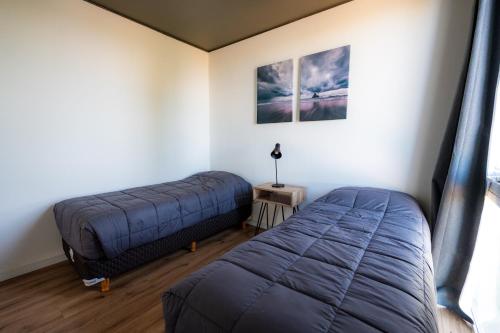 a bedroom with two beds and a window at Añelo Nuevo Housing in Añelo