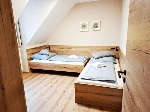 two beds in a room with a attic at Da`Sporrer Hotel & Wirtshaus in Neunburg vorm Wald