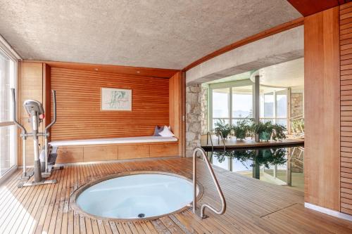 a large bathroom with a hot tub in a room at Turm Chalet in Laces