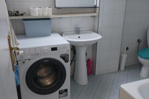 Center Apartment-Sleeps5-Balcony-Live neighborhood