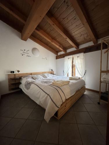 a large bed in a room with a window at Casa Patty in Civo