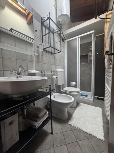 a bathroom with a sink and a toilet and a shower at Casa Patty in Civo