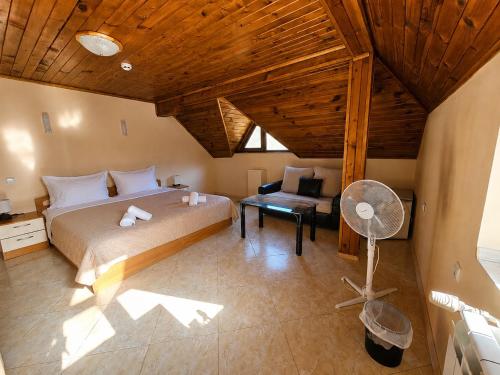 a bedroom with a bed and a desk in a room at Комплекс Сборяна in Gramatikovo
