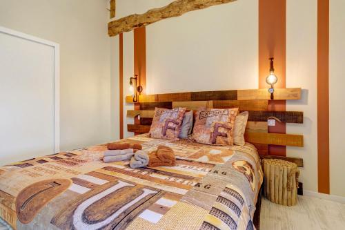 a bedroom with a large bed with a wooden headboard at Chambres D'hôtes Bien-être Simple in Belvès