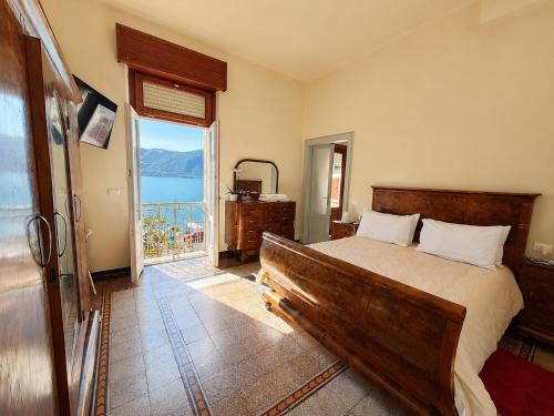 a bedroom with a bed with a view of the ocean at BaB Apartments Tavernola in Tavernola Bergamasca