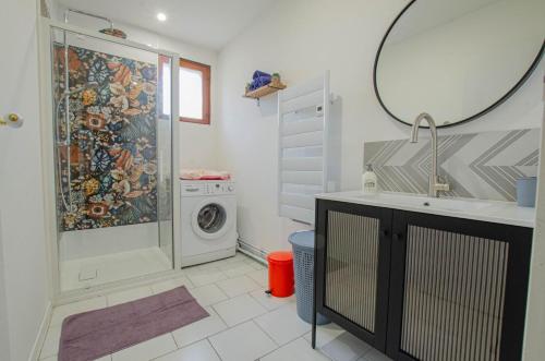 a bathroom with a shower and a washing machine at La petite maison dans lusigny in Lusigny-sur-Barse