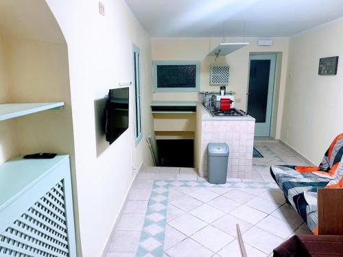 a living room with a kitchen with a counter top at Mission Holiday in Penna in Teverina