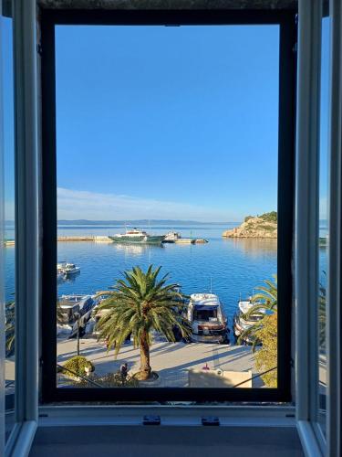 Newly and modernly renovated-Studio Gilda-Breathtaking Waterfront Studio with Yacht Views