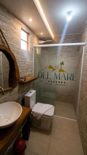 ein Badezimmer mit Toilette und Waschbecken in der Unterkunft Pousada Del Mare in Tutóia