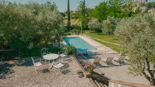 an overhead view of a pool with a table and chairs at Corte Pulchra - Italian Homing in Pozzolengo