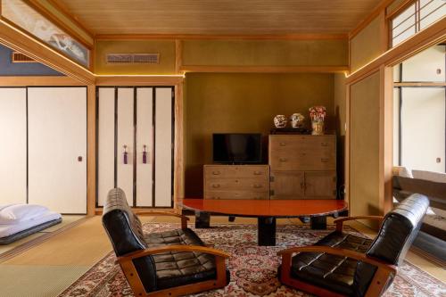 Top Floor Suite - Balcony View - Higashi Chaya Area